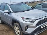 Toyota RAV4 2021 года за 11 900 000 тг. в Актобе – фото 2