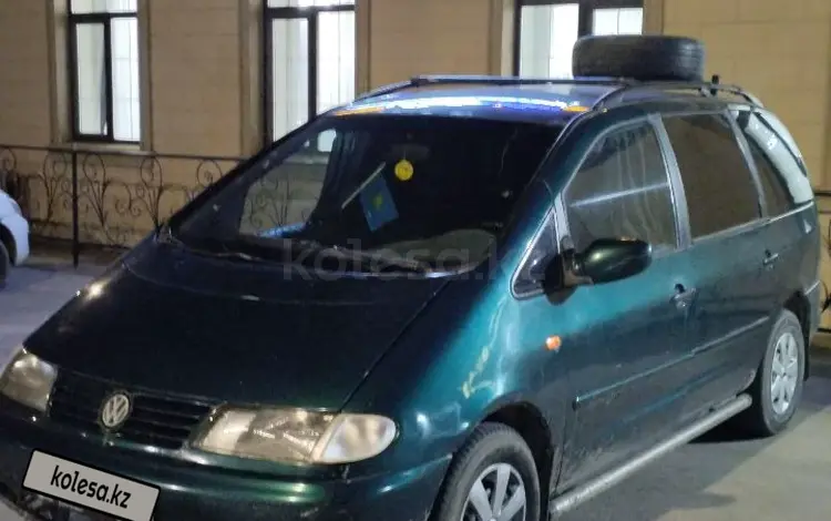 Volkswagen Sharan 1997 годаүшін2 200 000 тг. в Атырау