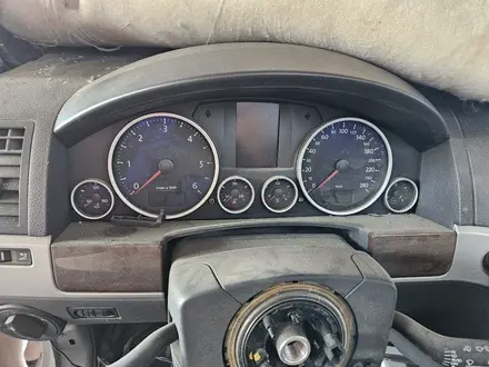 Щиток приборов на Volkswagen Touareg за 811 тг. в Шымкент