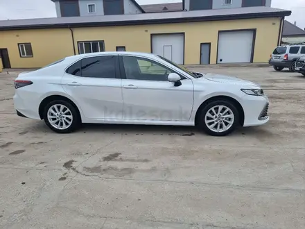 Toyota Camry 2023 года за 17 300 000 тг. в Атырау – фото 2