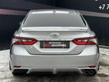 Toyota Camry 2022 года за 12 800 000 тг. в Актобе – фото 4