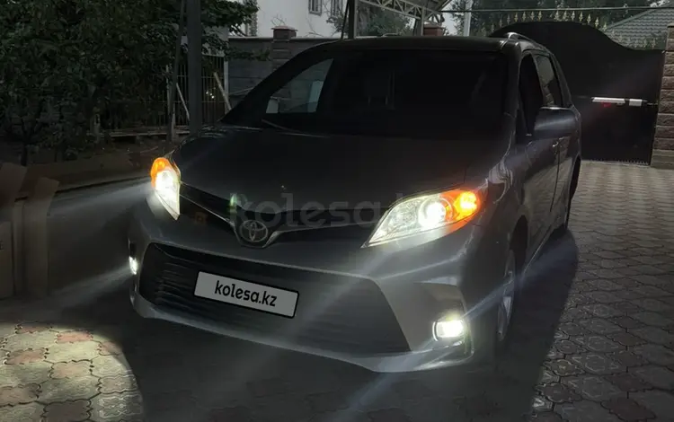 Toyota Sienna 2018 года за 14 000 000 тг. в Алматы