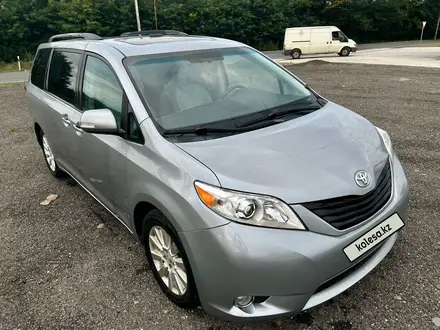 Toyota Sienna 2013 года за 12 850 000 тг. в Атырау – фото 2