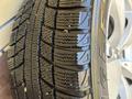 Диски на бмв 138 стиль r17 на зимней резине за 210 000 тг. в Алматы – фото 3