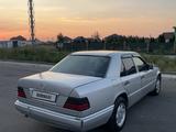 Mercedes-Benz E 220 1993 года за 1 550 000 тг. в Алматы – фото 4