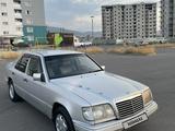Mercedes-Benz E 220 1993 года за 1 550 000 тг. в Алматы – фото 2