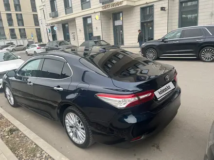 Toyota Camry 2019 года за 13 500 000 тг. в Астана – фото 3