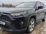 Toyota RAV4 2019 года за 14 200 000 тг. в Атырау