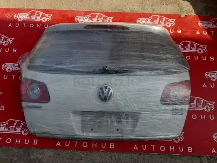Крышка багажника Volkswagen Passat B6 привозной Япония за 40 000 тг. в Астана – фото 2