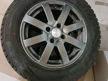 Шина с диском за 130 000 тг. в Атырау