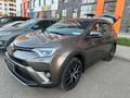 Toyota RAV4 2018 годаfor13 500 000 тг. в Астана