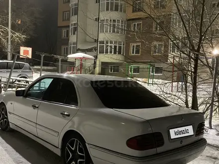 Mercedes-Benz E 320 1997 года за 2 900 000 тг. в Кокшетау