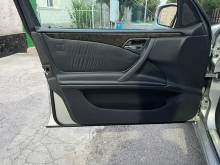 Mercedes-Benz E 320 2000 года за 6 000 000 тг. в Шымкент – фото 17