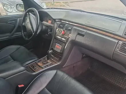 Mercedes-Benz E 320 2000 года за 6 000 000 тг. в Шымкент – фото 30