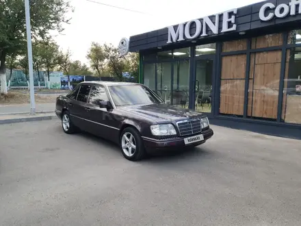 Mercedes-Benz E 200 1991 года за 1 300 000 тг. в Алматы