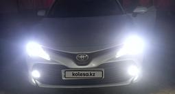 Toyota Camry 2021 года за 13 550 000 тг. в Актобе – фото 2