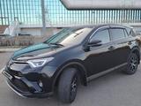 Toyota RAV4 2018 года за 11 800 000 тг. в Астана