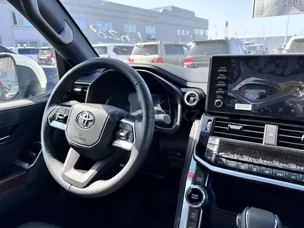 Toyota Land Cruiser 2024 года за 64 000 000 тг. в Астана
