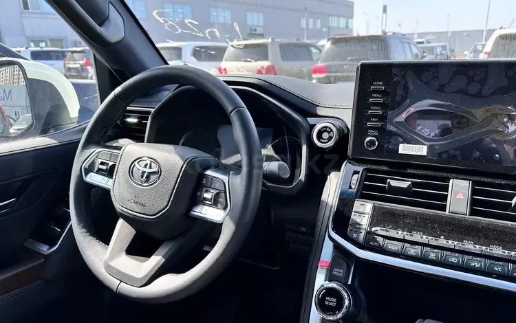 Toyota Land Cruiser 2024 года за 64 000 000 тг. в Астана