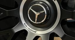 Разноразмерные кованые оригинальные диски R21 на Mercedes AMG за 800 000 тг. в Алматы – фото 4