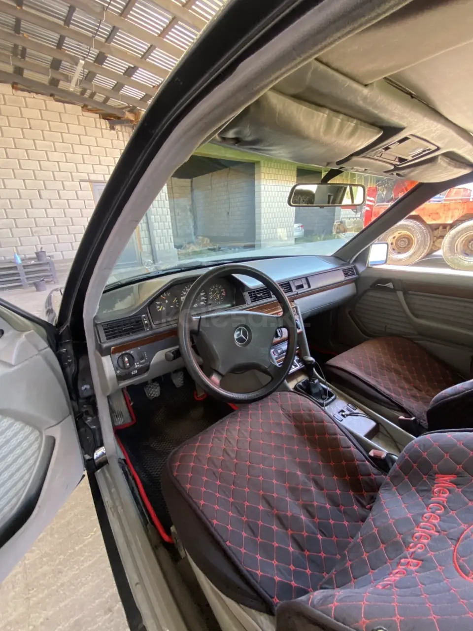 Mercedes-Benz E-Class, 1989