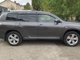 Toyota Highlander 2011 года за 11 000 000 тг. в Актобе – фото 2