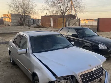 Mercedes-Benz C 180 1994 года за 850 000 тг. в Атырау – фото 4