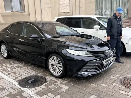 Toyota Camry 2019 года за 12 900 000 тг. в Алматы – фото 13