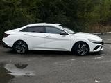 Hyundai Elantra 2023 года за 8 300 000 тг. в Актобе – фото 2