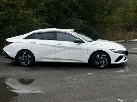Hyundai Elantra 2023 года за 8 300 000 тг. в Актобе – фото 2