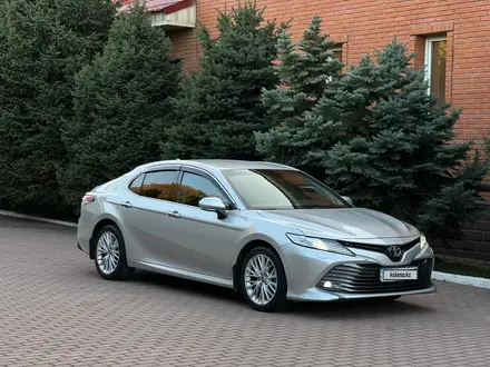 Toyota Camry 2019 года за 14 300 000 тг. в Алматы – фото 36