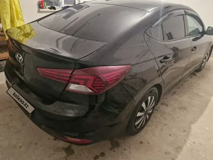 Hyundai Elantra 2018 года за 7 700 000 тг. в Атырау – фото 4