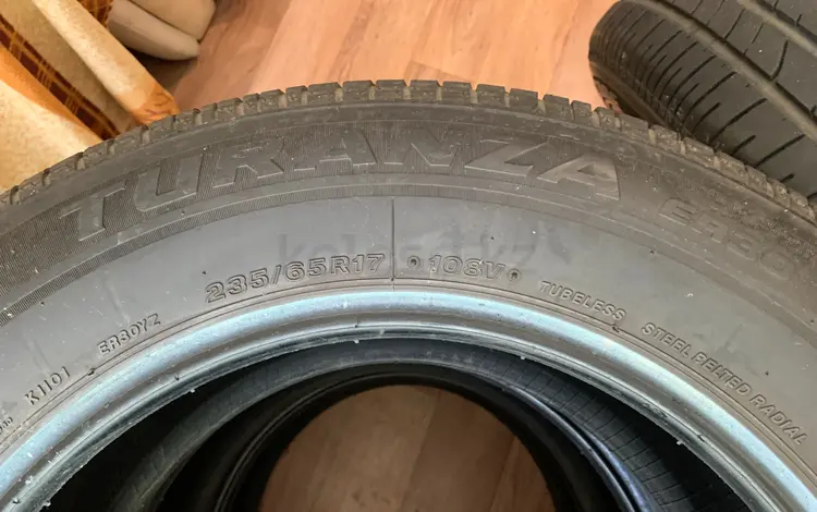 Летние Б/У шины 235/65 R17 Bridgestone Turanza ER30 за 100 000 тг. в Алматы