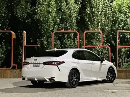 Toyota Camry 2021 года за 9 500 000 тг. в Актобе – фото 7