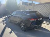Lexus RX 350h 2023 года за 28 000 000 тг. в Шымкент – фото 5