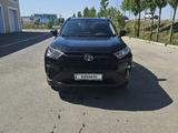 Toyota RAV4 2020 года за 14 200 000 тг. в Атырау – фото 2