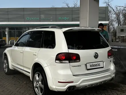 Volkswagen Touareg 2007 года за 6 850 000 тг. в Алматы – фото 24