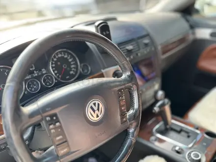Volkswagen Touareg 2007 года за 6 850 000 тг. в Алматы – фото 27