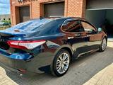 Toyota Camry 2019 года за 12 500 000 тг. в Актобе – фото 4