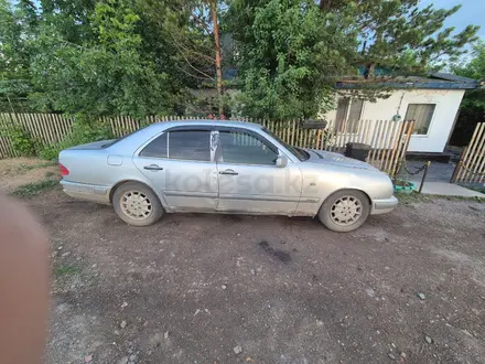 Mercedes-Benz E 280 1996 года за 1 300 000 тг. в Караганда – фото 2