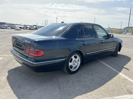 Mercedes-Benz E 320 2000 года за 3 500 000 тг. в Актау – фото 4