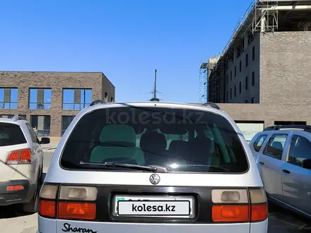 Volkswagen Sharan 1997 года за 3 800 000 тг. в Атырау – фото 7