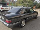 Mercedes-Benz E 220 1995 года за 2 800 000 тг. в Шымкент – фото 2