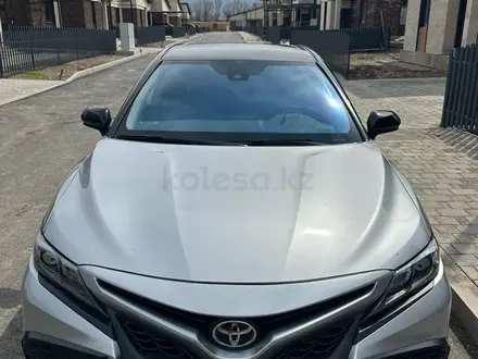 Toyota Camry 2021 года за 14 000 000 тг. в Алматы – фото 2