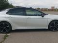 Toyota Camry 2020 года за 13 600 000 тг. в Алматы – фото 4