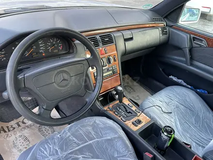 Mercedes-Benz E 200 1998 года за 2 850 000 тг. в Жанаозен – фото 2