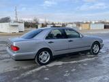 Mercedes-Benz E 200 1998 годаfor2 850 000 тг. в Жанаозен – фото 5