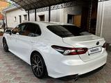 Toyota Camry 2021 года за 16 200 000 тг. в Уральск – фото 3