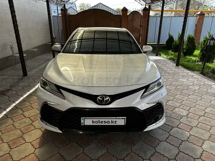 Toyota Camry 2021 года за 16 200 000 тг. в Уральск – фото 2