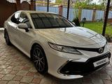 Toyota Camry 2021 года за 16 200 000 тг. в Уральск – фото 5